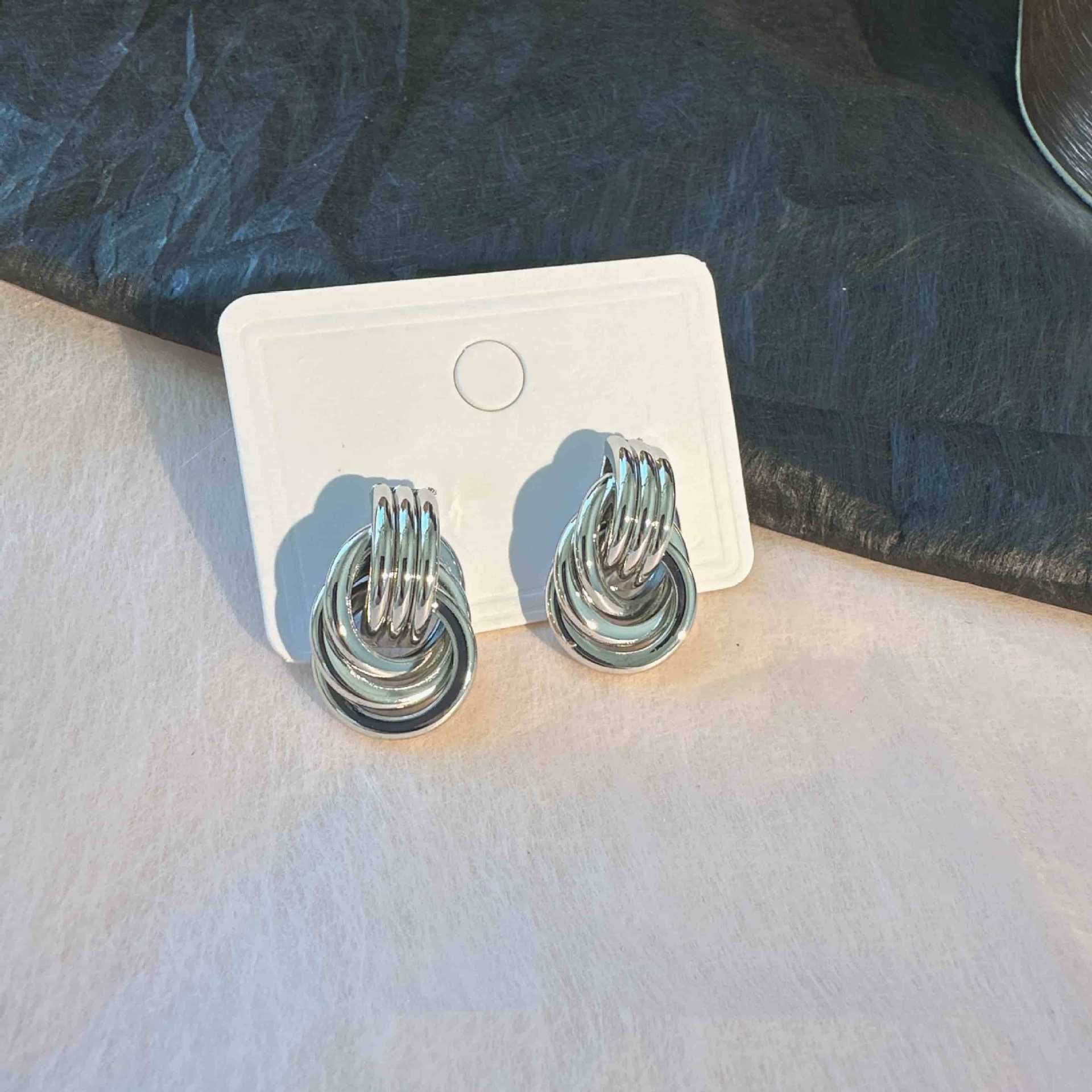Vintage Gold Color Circle Knot Stud Earrings For Woman Fashion Metal Multilayer Geometric Earrings Jewelry Party Gifts срібний
Vintage Gold Color Circle Knot Stud Earrings For Woman Fashion Metal Multilayer Geometric Earrings Jewelry Party Gifts срібний