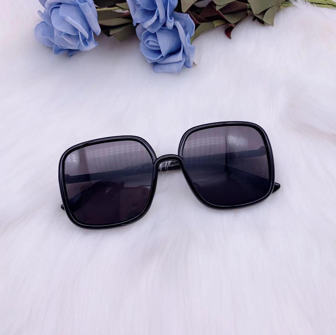 Трендовые квадратные солнцезащитные очки с большой оправой для лета - стиль знаменитостей, европейская и американская мода
Трендовые квадратные солнцезащитные очки с большой оправой для лета - стиль знаменитостей, европейская и американская мода