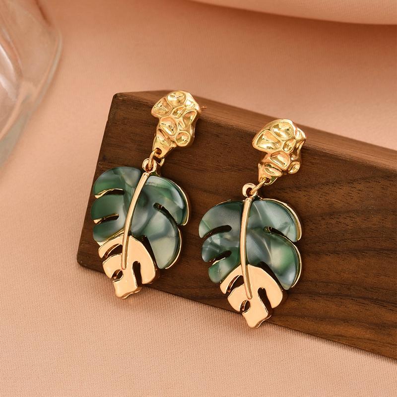 Creative Green Resin Leaf Hollow Pendant Earrings for Women Fashion Gold Color Ginkgo Leaf Personality Earrings Party Zircon зелений
Creative Green Resin Leaf Hollow Pendant Earrings for Women Fashion Gold Color Ginkgo Leaf Personality Earrings Party Zircon зелений