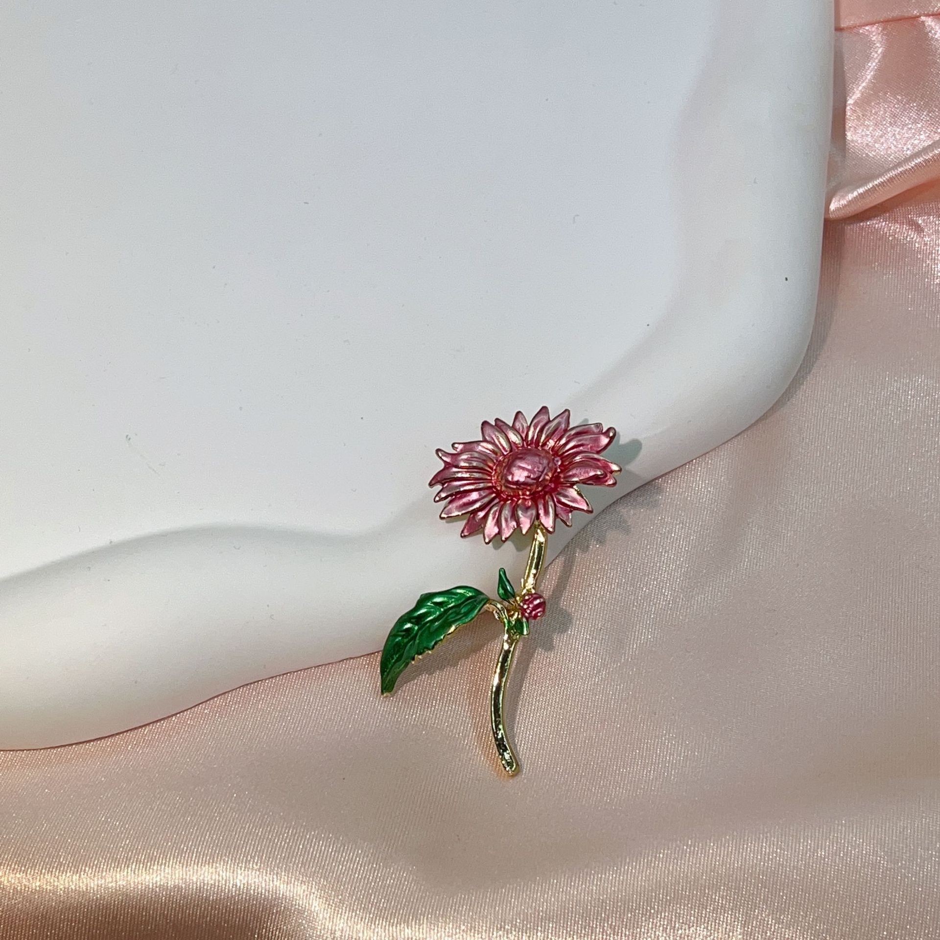 Exquisite Enamel Sunflower Brooch Creative Personalized Pin for Men and Women s Parties Holiday Gift Trend Unique червоний
Exquisite Enamel Sunflower Brooch Creative Personalized Pin for Men and Women s Parties Holiday Gift Trend Unique червоний