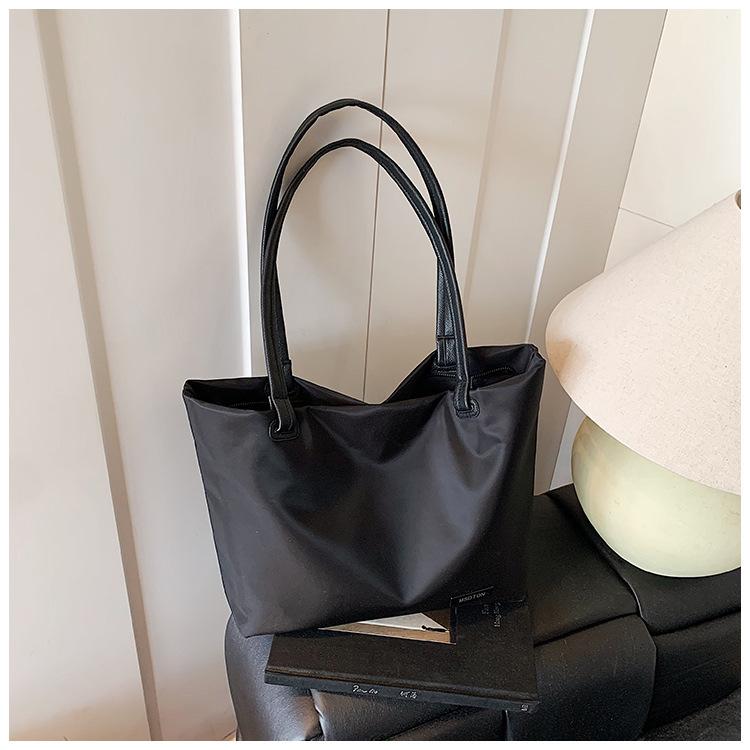 Travel tote bag women s lightweight and simple Oxford cloth bag going out large capacity shoulder bag short business trip travel bag чорний
Travel tote bag women s lightweight and simple Oxford cloth bag going out large capacity shoulder bag short business trip travel bag чорний