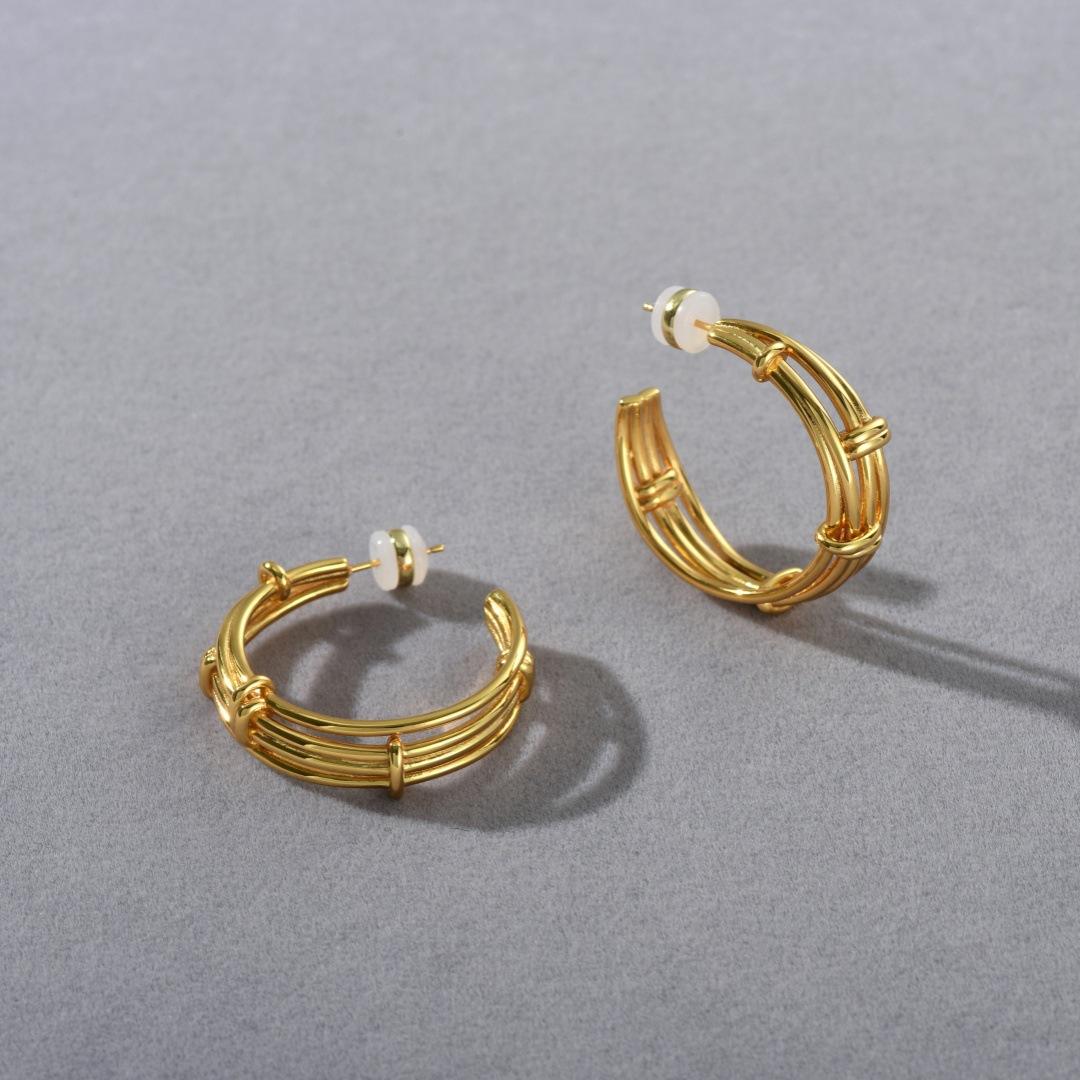 Holiday Series C-Shaped Wire Winding Knot S925 Silver Needle Stud Earrings Personalized Fashion Unique Trend Temperament Earrings
Holiday Series C-Shaped Wire Winding Knot S925 Silver Needle Stud Earrings Personalized Fashion Unique Trend Temperament Earrings