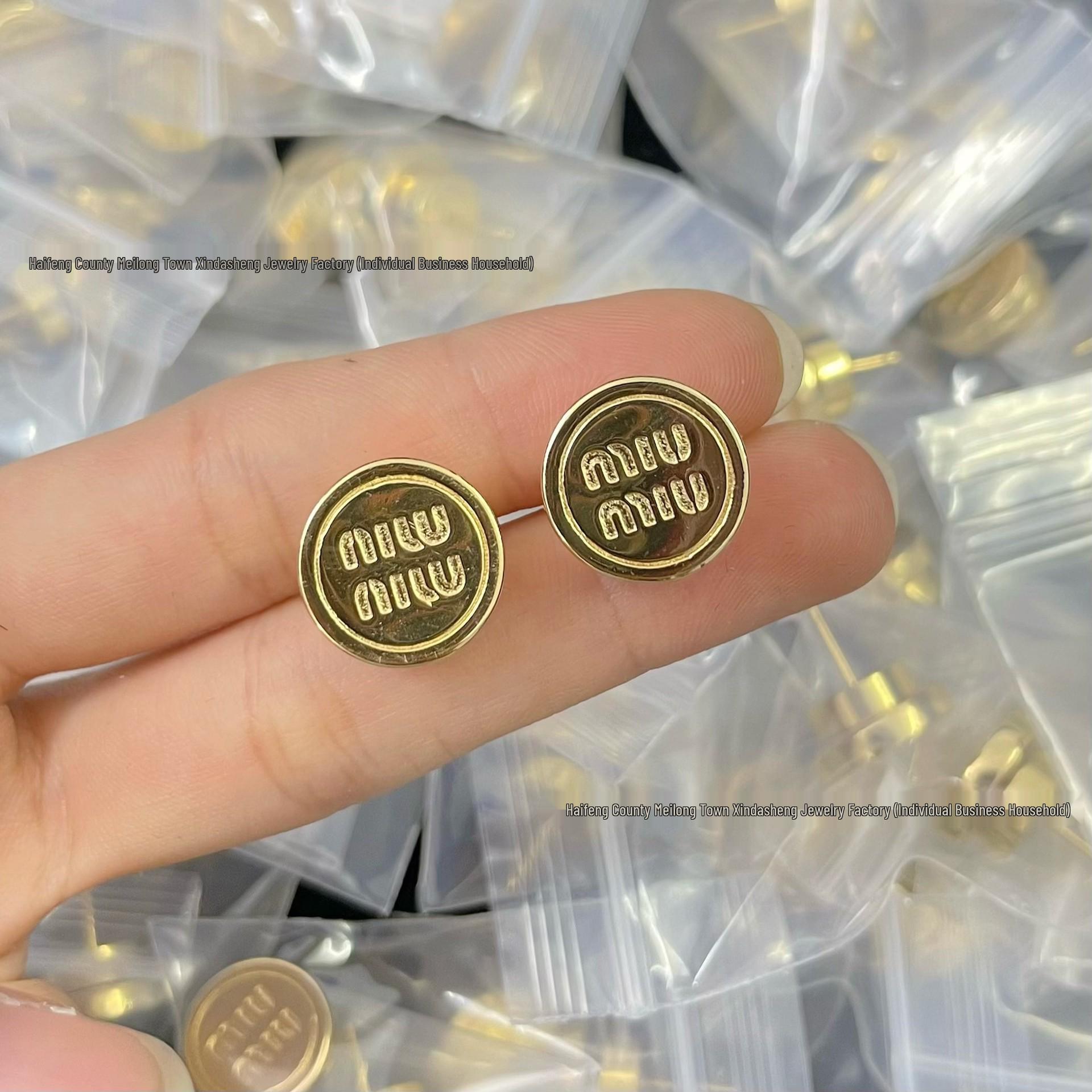 Серьги-пусеты Miu Miu Сердце Эмаль - Женская Мода Универсальные Высокая Версия Ювелирные Изделия с Буквами Miu
Серьги-пусеты Miu Miu Сердце Эмаль - Женская Мода Универсальные Высокая Версия Ювелирные Изделия с Буквами Miu