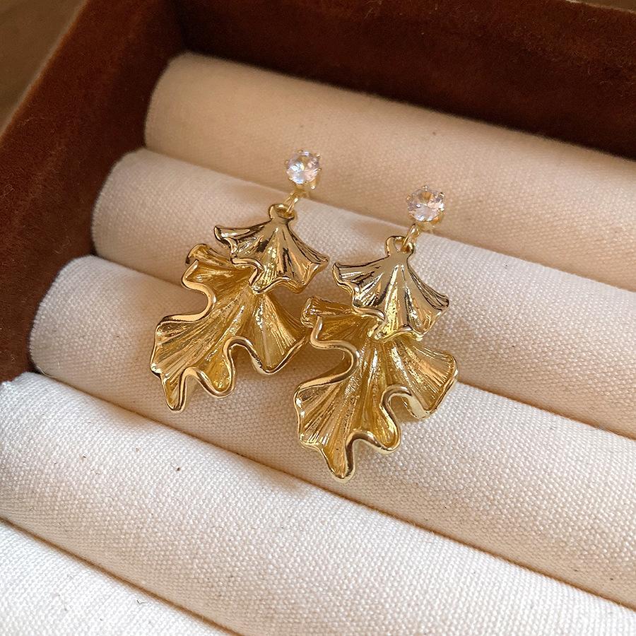 Silver needle pleated leaf pendant earrings simple fashion stud earrings light luxury high-end temperament earrings design sense niche
Silver needle pleated leaf pendant earrings simple fashion stud earrings light luxury high-end temperament earrings design sense niche