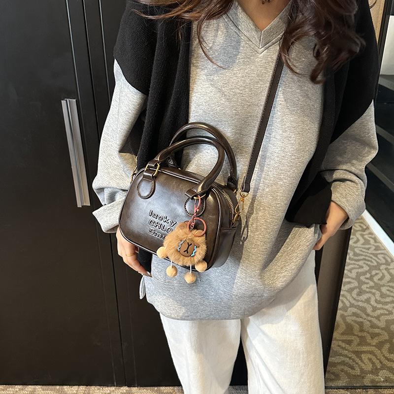 This year s popular versatile portable small square bag 2025 new autumn fashion niche solid color shoulder messenger bag 20*7.5*15
This year s popular versatile portable small square bag 2025 new autumn fashion niche solid color shoulder messenger bag 20*7.5*15