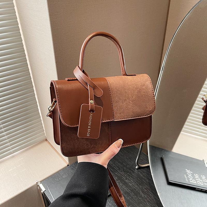 Winter fashion trend women s high-end sense light luxury messenger banquet women s bag crocodile pattern leather bag temperament hand bag
Winter fashion trend women s high-end sense light luxury messenger banquet women s bag crocodile pattern leather bag temperament hand bag