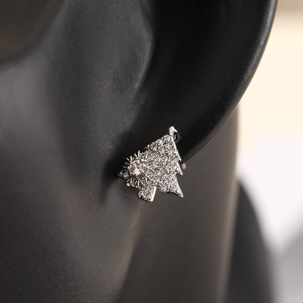Rhinestone & Pearl Christmas Tree Wreath Stud Earrings - Festive & Versatile Jewelry
Rhinestone & Pearl Christmas Tree Wreath Stud Earrings - Festive & Versatile Jewelry