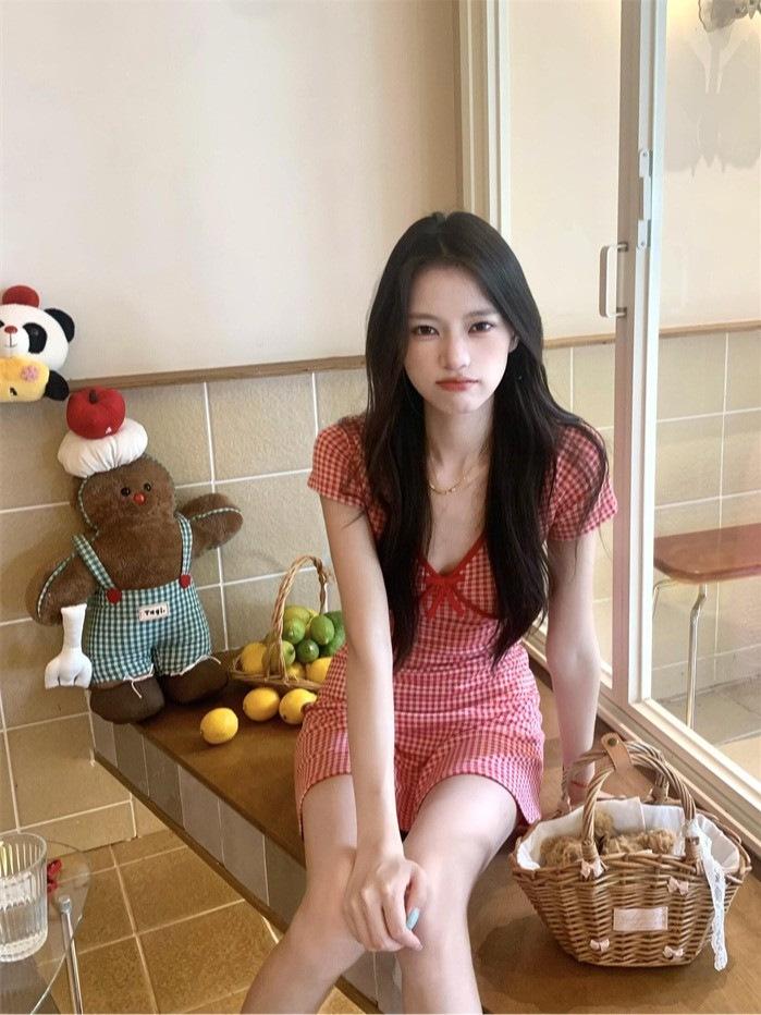 Sweet bow plaid short-sleeved dress women s summer new thin V-neck waist-wrapped hip A-word short skirt S красный
Sweet bow plaid short-sleeved dress women s summer new thin V-neck waist-wrapped hip A-word short skirt S красный