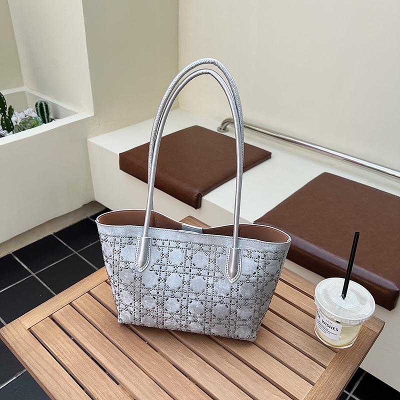 Корейская версия модной вместительной сумки-багета для поездок на работу, женская новая сумка-тоут 2025 года, нишевая высококлассная сумка на плечо серебряный
Корейская версия модной вместительной сумки-багета для поездок на работу, женская новая сумка-тоут 2025 года, нишевая высококлассная сумка на плечо серебряный