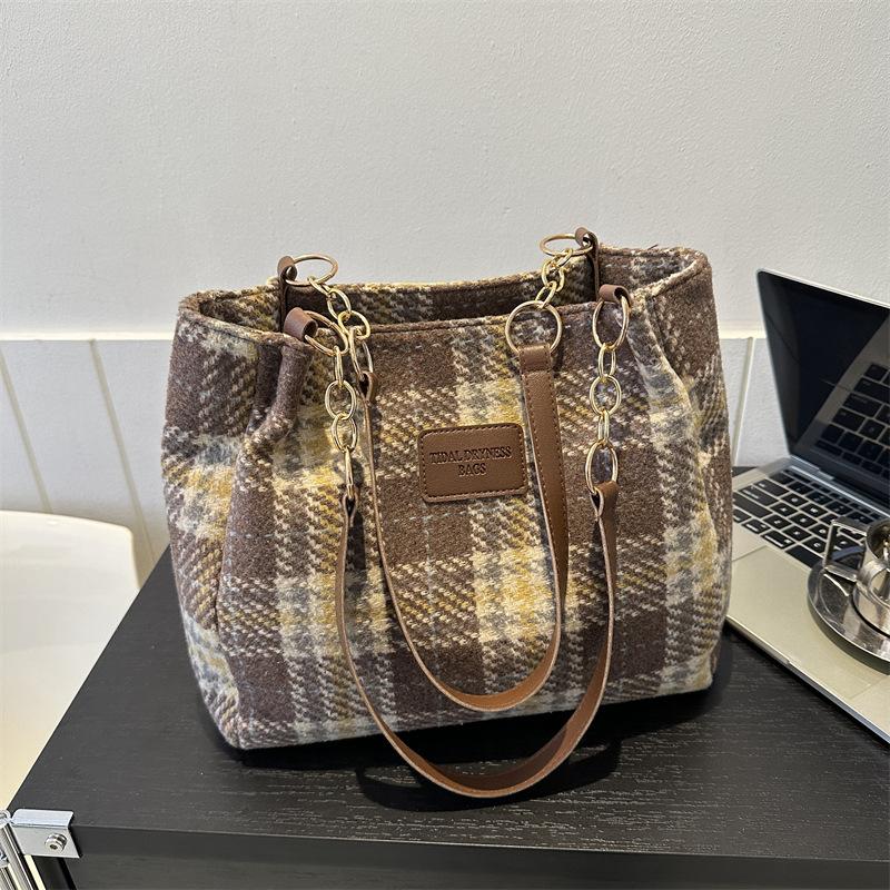 Niche Trendy Handbag New Casual Women s Simple Shoulder Bag Fashionable Personality Large Capacity Tote Bag
Niche Trendy Handbag New Casual Women s Simple Shoulder Bag Fashionable Personality Large Capacity Tote Bag
