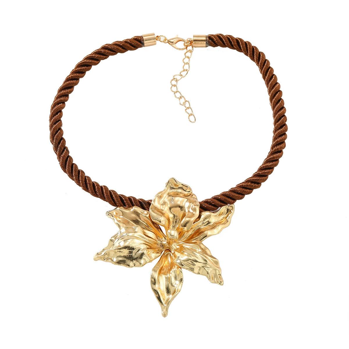 Ожерелье с подвеской в виде цветка нового стиля коричневый
Ожерелье с подвеской в виде цветка нового стиля коричневый