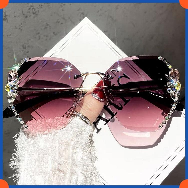 2025 Модные солнцезащитные очки в европейском стиле для женщин
2025 Модные солнцезащитные очки в европейском стиле для женщин