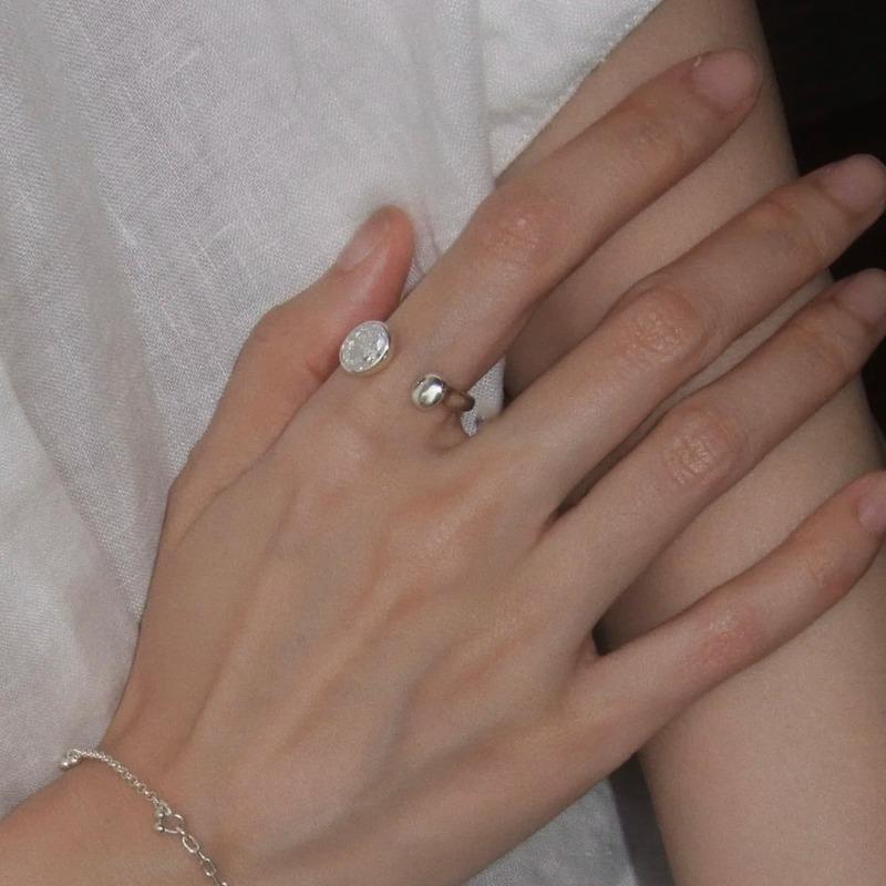 Exclusive Design Stacked Zirconia Minimalist Style Ring for Women, Light Luxury, Fashionable, Versatile, Elegant and Sophisticated. J7381
Exclusive Design Stacked Zirconia Minimalist Style Ring for Women, Light Luxury, Fashionable, Versatile, Elegant and Sophisticated. J7381