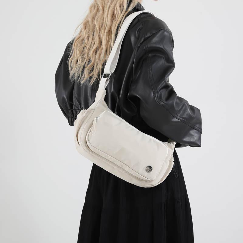 2025 spring new fashion versatile women s shoulder bag casual simple messenger bag waterproof nylon bag чорний
2025 spring new fashion versatile women s shoulder bag casual simple messenger bag waterproof nylon bag чорний