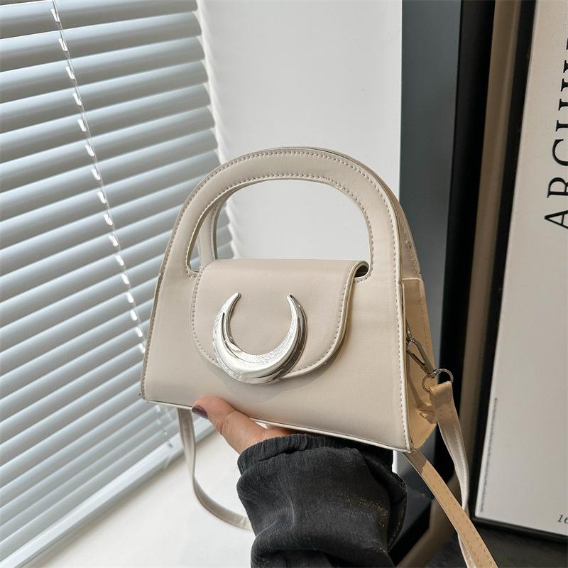 Niche shoulder bag women s commuter small square bag 2024 is popular this year, foreign style portable spring and summer new beautiful messenger bag чёрный
Niche shoulder bag women s commuter small square bag 2024 is popular this year, foreign style portable spring and summer new beautiful messenger bag чёрный