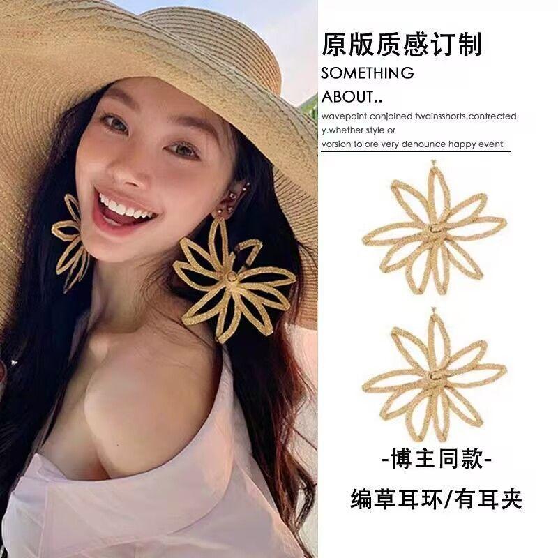 Straw flower earrings women s bohemian style seaside vacation earrings niche design fashion temperament earrings
Straw flower earrings women s bohemian style seaside vacation earrings niche design fashion temperament earrings