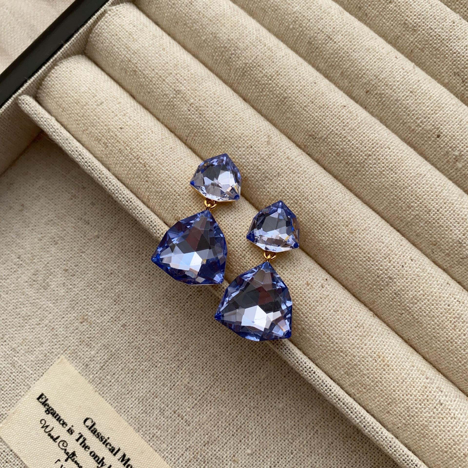 Triangular zircon stud earrings women s high-end fashion versatile sweet delicate temperament shining earrings romantic dream
Triangular zircon stud earrings women s high-end fashion versatile sweet delicate temperament shining earrings romantic dream