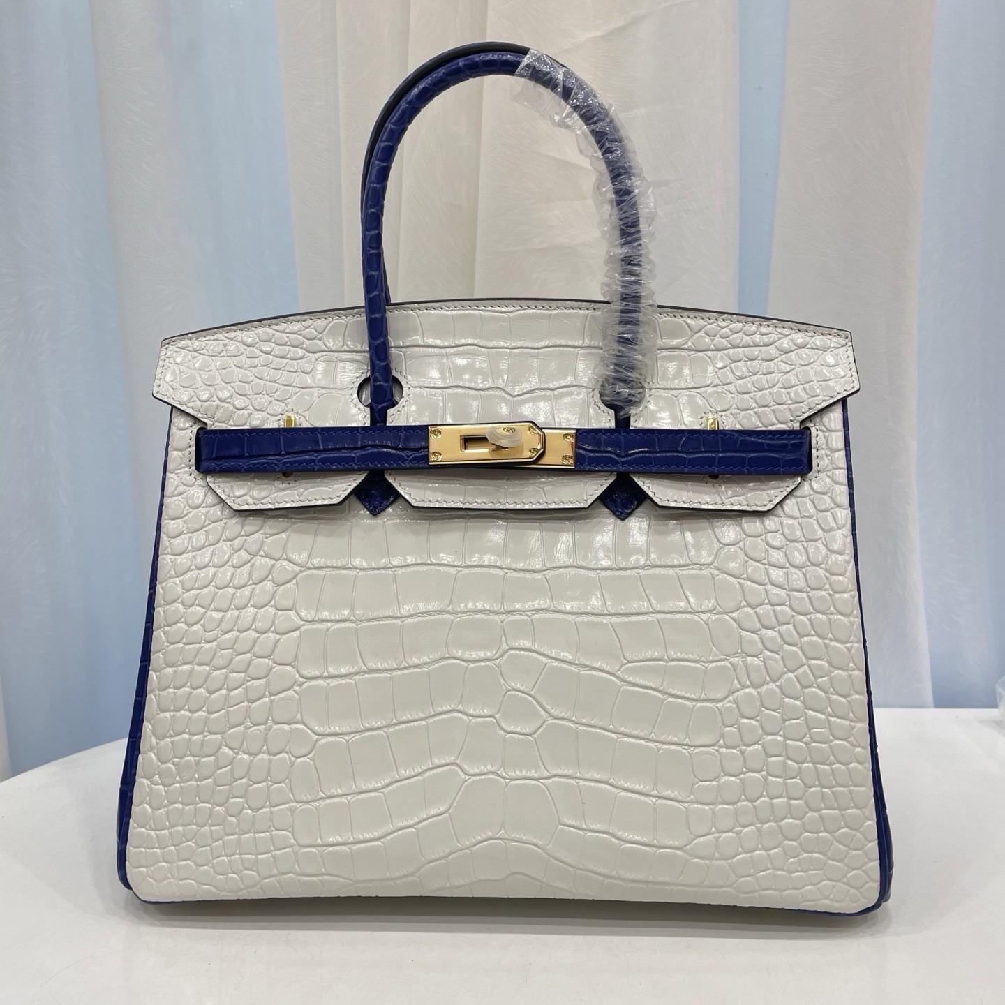 2025 Explosive color matching American crocodile pattern platinum 25/30. Full-pair version strapless high-end fashion portable women s bag 30*22*16cm
2025 Explosive color matching American crocodile pattern platinum 25/30. Full-pair version strapless high-end fashion portable women s bag 30*22*16cm