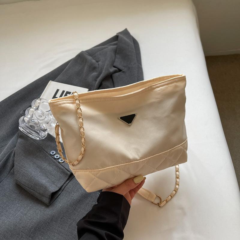 Большая вместимость, новая летняя модная сумка через плечо, простая и модная сумка-ведро для поездок на работу
Большая вместимость, новая летняя модная сумка через плечо, простая и модная сумка-ведро для поездок на работу