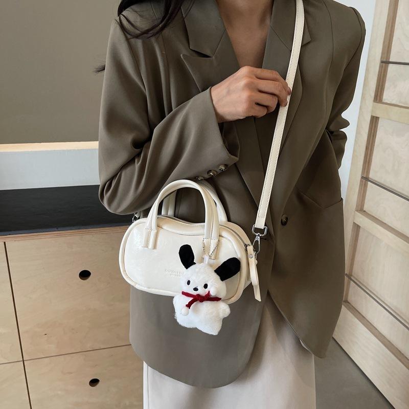 This year, the popular red small bag women s 2025 new versatile messenger bag is a high-end super-hot portable small bag. 22*8*12
This year, the popular red small bag women s 2025 new versatile messenger bag is a high-end super-hot portable small bag. 22*8*12