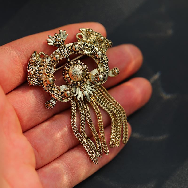Ladies Novelty Vintage Palace Tassel Brooch Elegant Clothing Accessories Pins Banquet Party Coat Suit Accessories
Ladies Novelty Vintage Palace Tassel Brooch Elegant Clothing Accessories Pins Banquet Party Coat Suit Accessories