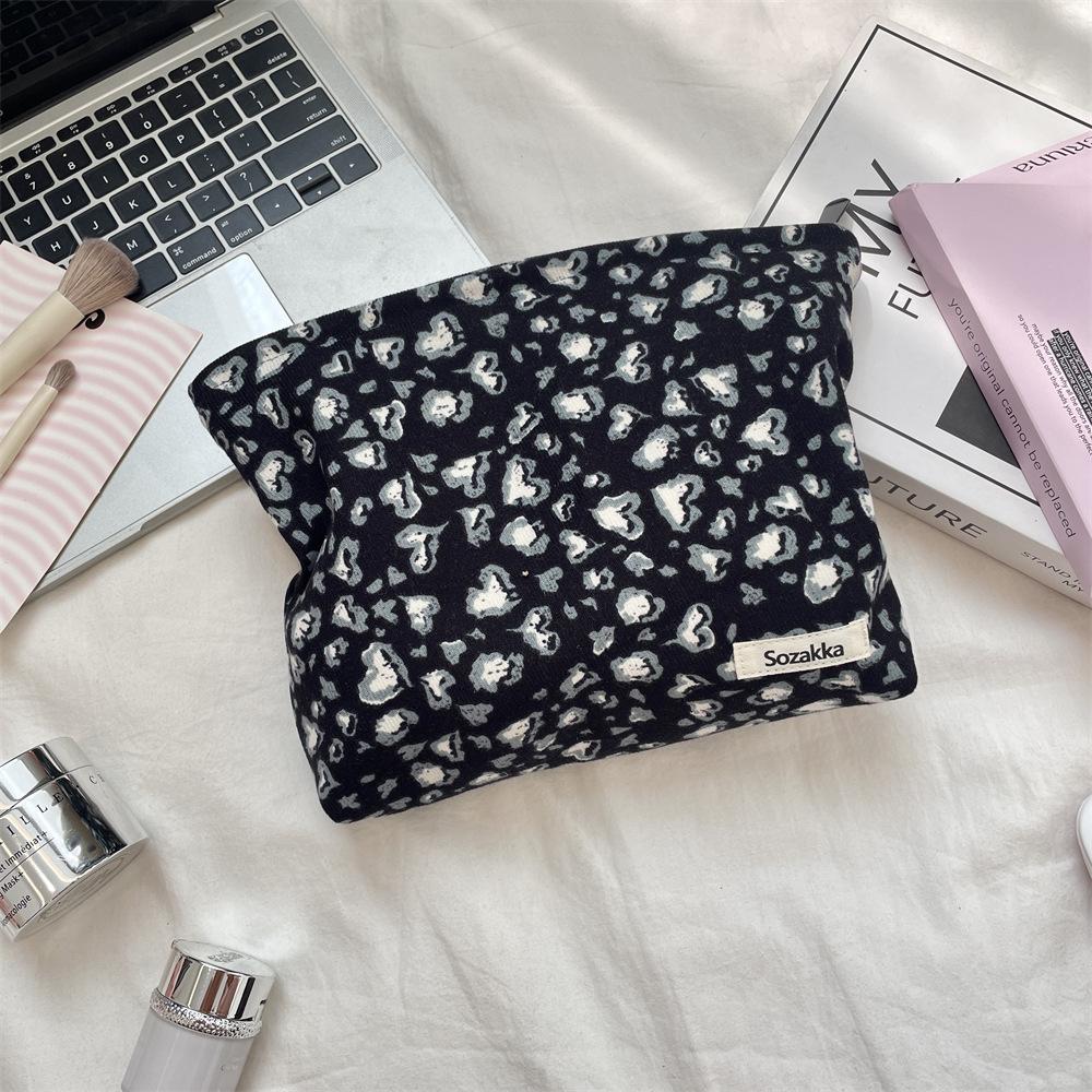 Ins Corduroy Makeup Bag for Women Leopard Printed Cosmetic Bag Large Capacity Portable Travel Organizer Wash BagsToiletry Bag чорний
Ins Corduroy Makeup Bag for Women Leopard Printed Cosmetic Bag Large Capacity Portable Travel Organizer Wash BagsToiletry Bag чорний