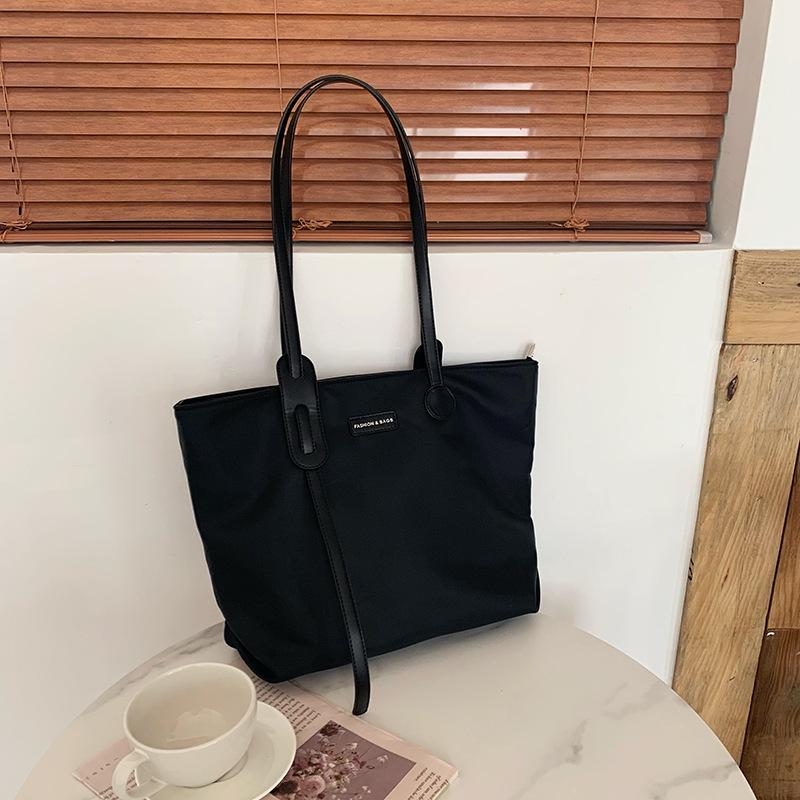 Большая вместительная сумка для женщин, новый нишевый дизайн, универсальная сумка через плечо, повседневная ручная сумка для игрушек, тренд
Большая вместительная сумка для женщин, новый нишевый дизайн, универсальная сумка через плечо, повседневная ручная сумка для игрушек, тренд