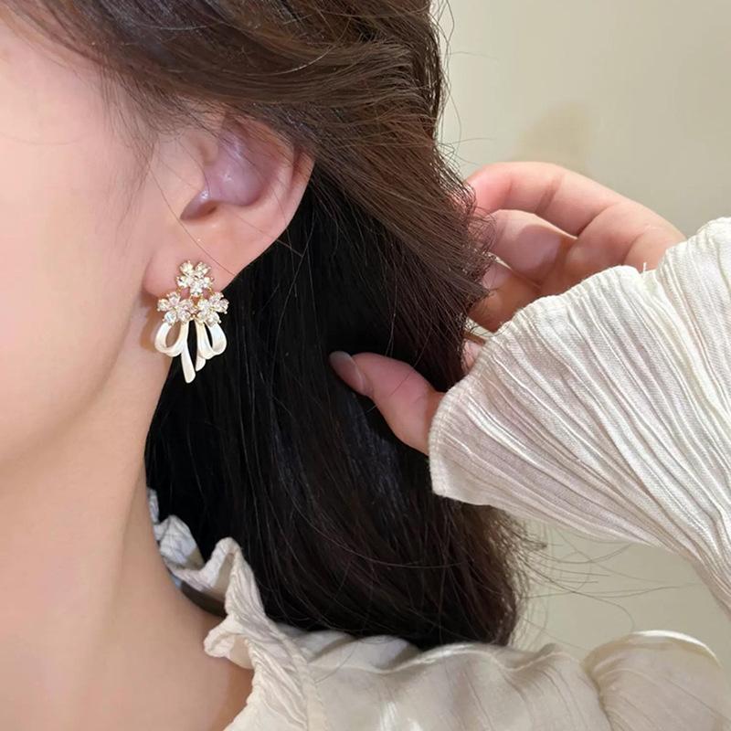 French zircon bow flower earrings, earrings clips, mosquito coil disc, no earholes, light luxury, high-end stud earrings, temperament earrings.
French zircon bow flower earrings, earrings clips, mosquito coil disc, no earholes, light luxury, high-end stud earrings, temperament earrings.