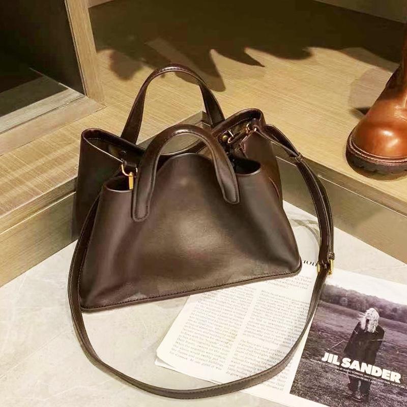 Retro Minimalist Style Soft Niche Commuter Handbag Solid Color High-End Underarm Bag Female 39cm*15cm*18cm*
Retro Minimalist Style Soft Niche Commuter Handbag Solid Color High-End Underarm Bag Female 39cm*15cm*18cm*