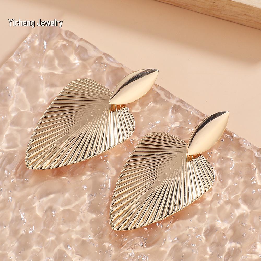 Stylish Geometric Metal Leaf Earrings: High-End, Sexy European & American Design for Women
Stylish Geometric Metal Leaf Earrings: High-End, Sexy European & American Design for Women