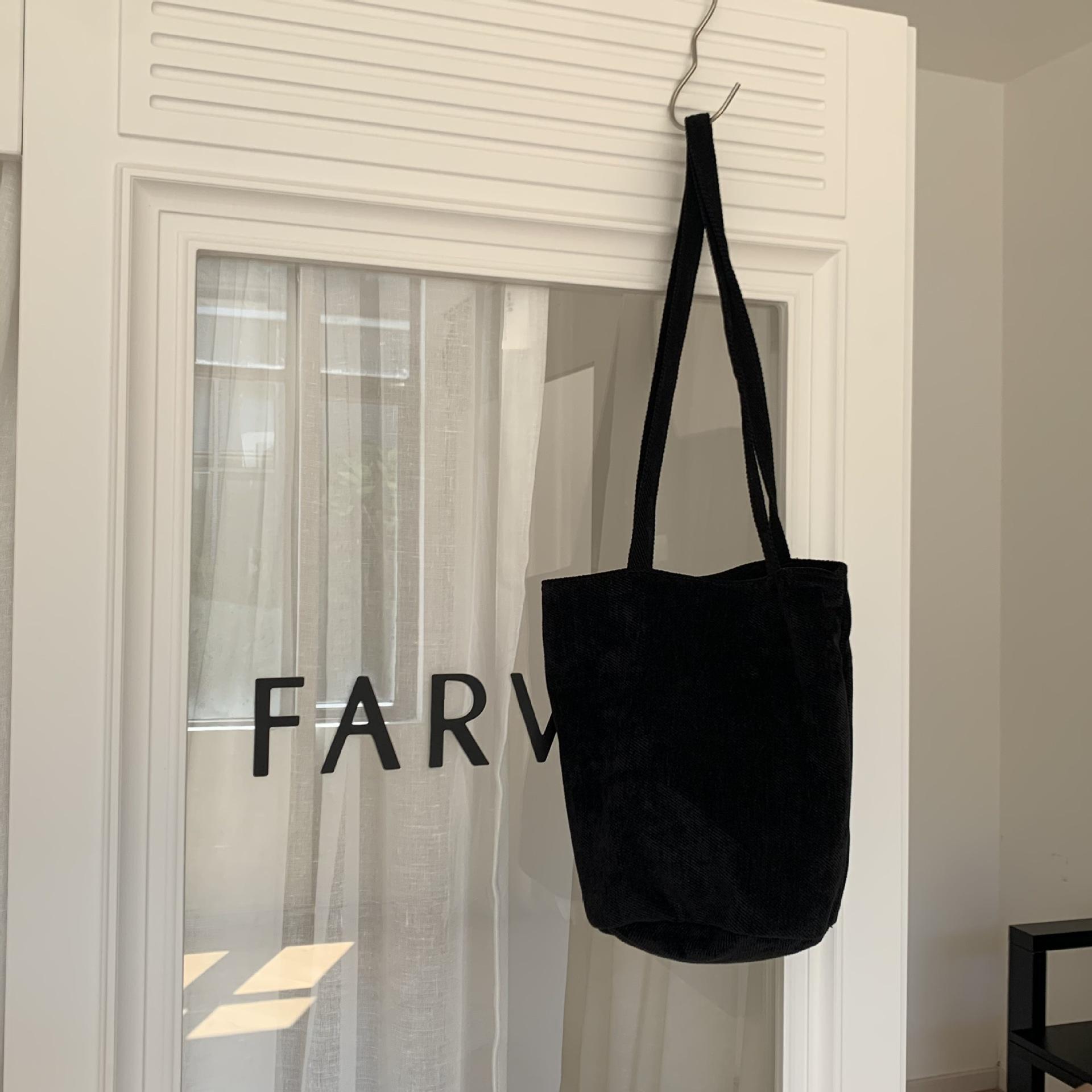 Women s New Single Shoulder Bucket Velvet Versatile Bag with Simple Texture, Casual Commuting Handbag, and Trendy Cloth Bag чёрный
Women s New Single Shoulder Bucket Velvet Versatile Bag with Simple Texture, Casual Commuting Handbag, and Trendy Cloth Bag чёрный