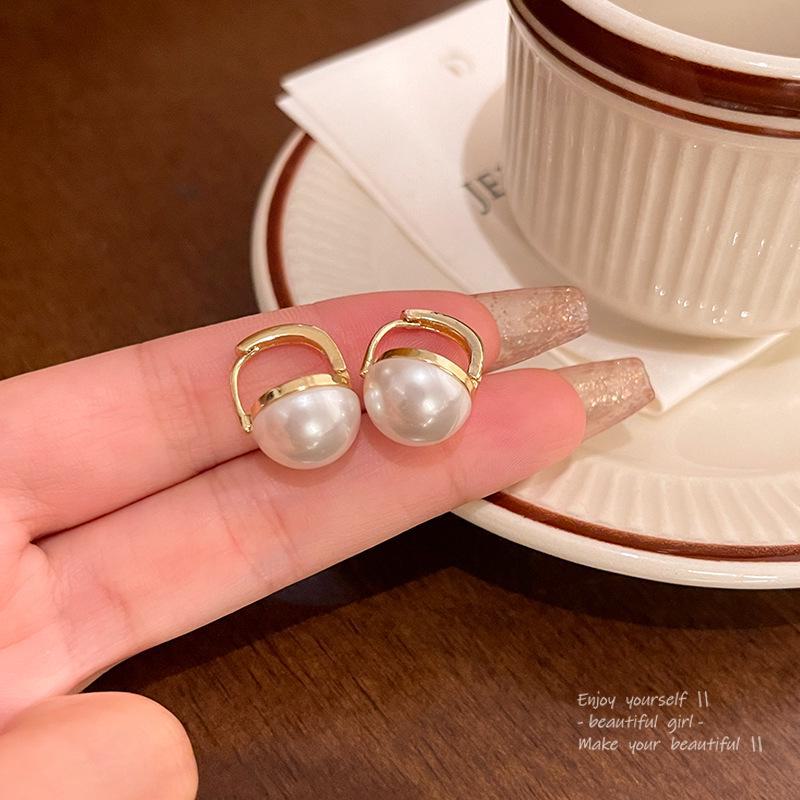 Elegant French Pearl Earrings: High-End Retro Minimalist Style for Women A1520 белый
Elegant French Pearl Earrings: High-End Retro Minimalist Style for Women A1520 белый