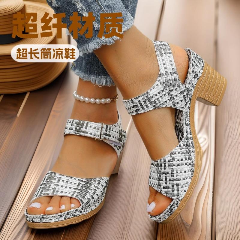 Large size thick high-heeled sandals for women in the summer of 2025, the new TEUM explosion, light outer sandals for women 43 чорний
Large size thick high-heeled sandals for women in the summer of 2025, the new TEUM explosion, light outer sandals for women 43 чорний