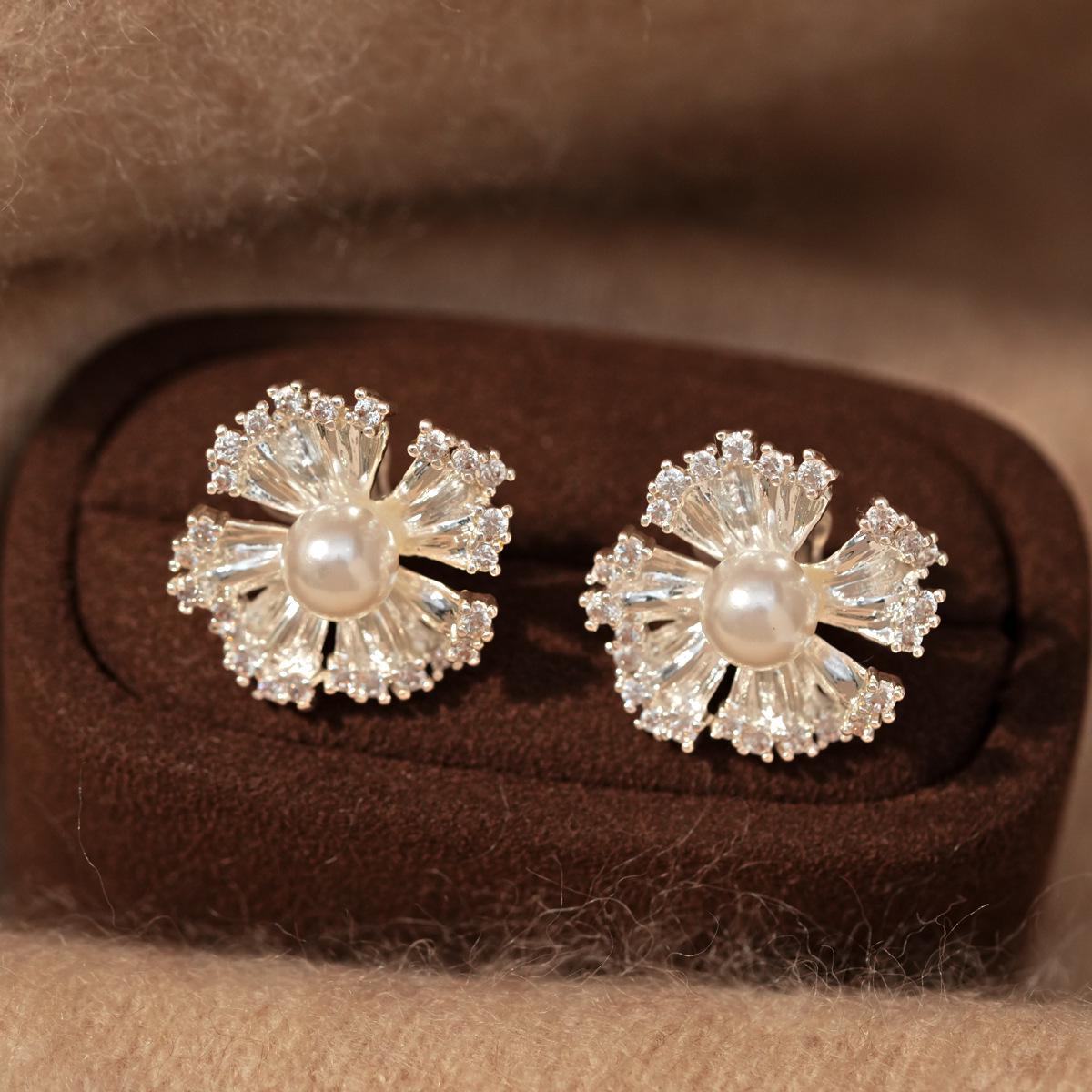 Gold-Plated Zircon Pearl Flower Clip-On Earrings – No Piercing Needed, Luxury Daily Wear
Gold-Plated Zircon Pearl Flower Clip-On Earrings – No Piercing Needed, Luxury Daily Wear
