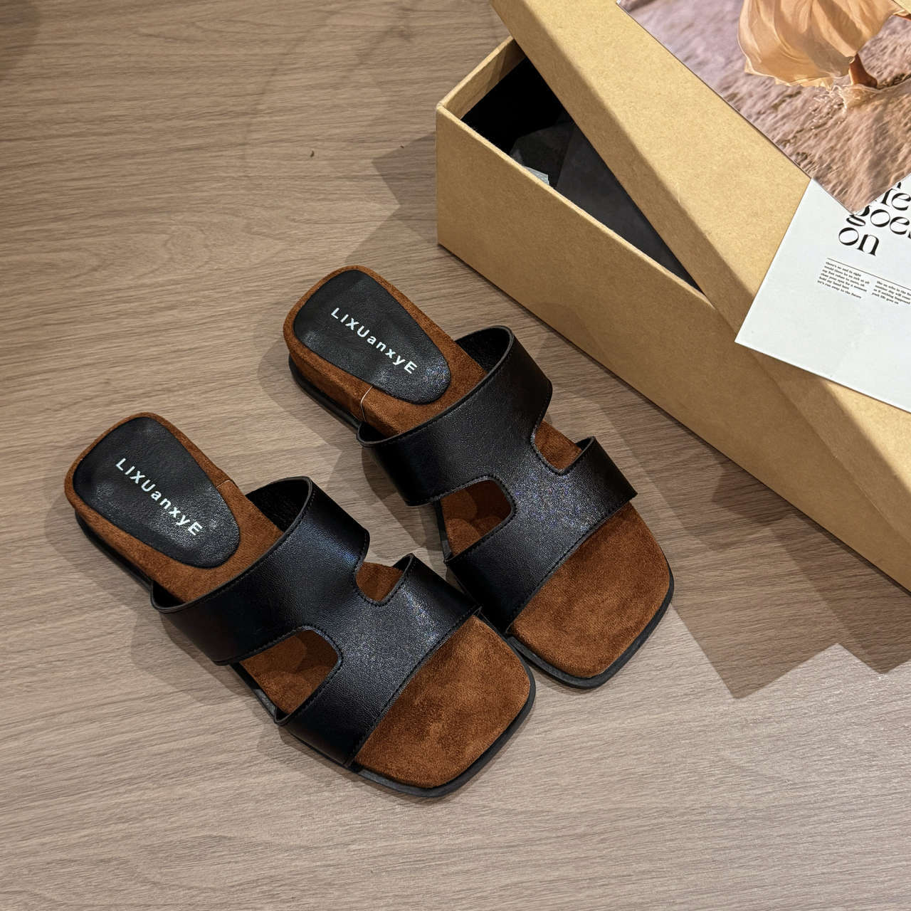 Retro versatile one-word slippers women s 2025 summer new outer wear retro flat bottom heightening sandals simple sandals tide 40 чорний
Retro versatile one-word slippers women s 2025 summer new outer wear retro flat bottom heightening sandals simple sandals tide 40 чорний