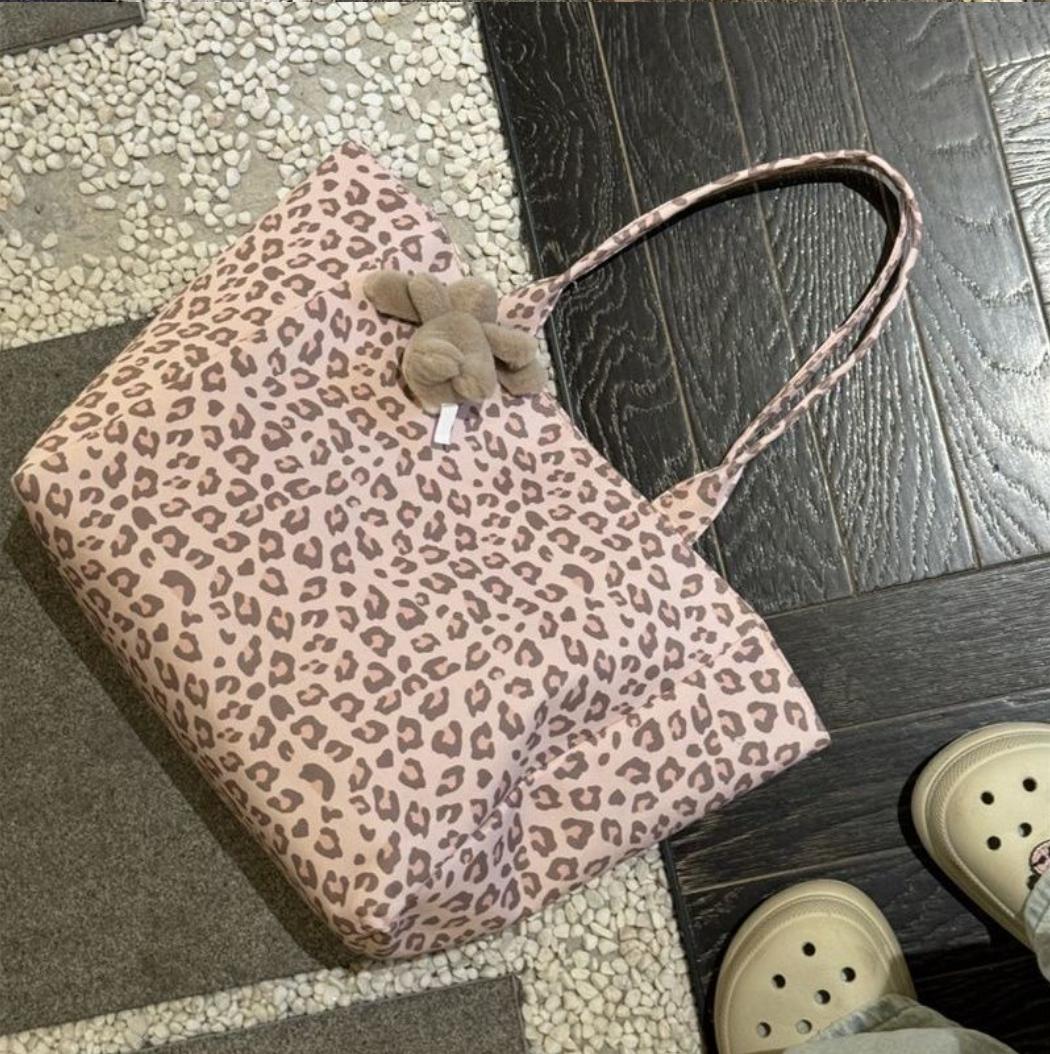 Hot Girl Sweet Cute Pink Leopard Handbag Women Large Capacity Canvas Shoulder Bag Ladies Everyday Commute Versatile Underarm Bag 38x28x8cm
Hot Girl Sweet Cute Pink Leopard Handbag Women Large Capacity Canvas Shoulder Bag Ladies Everyday Commute Versatile Underarm Bag 38x28x8cm
