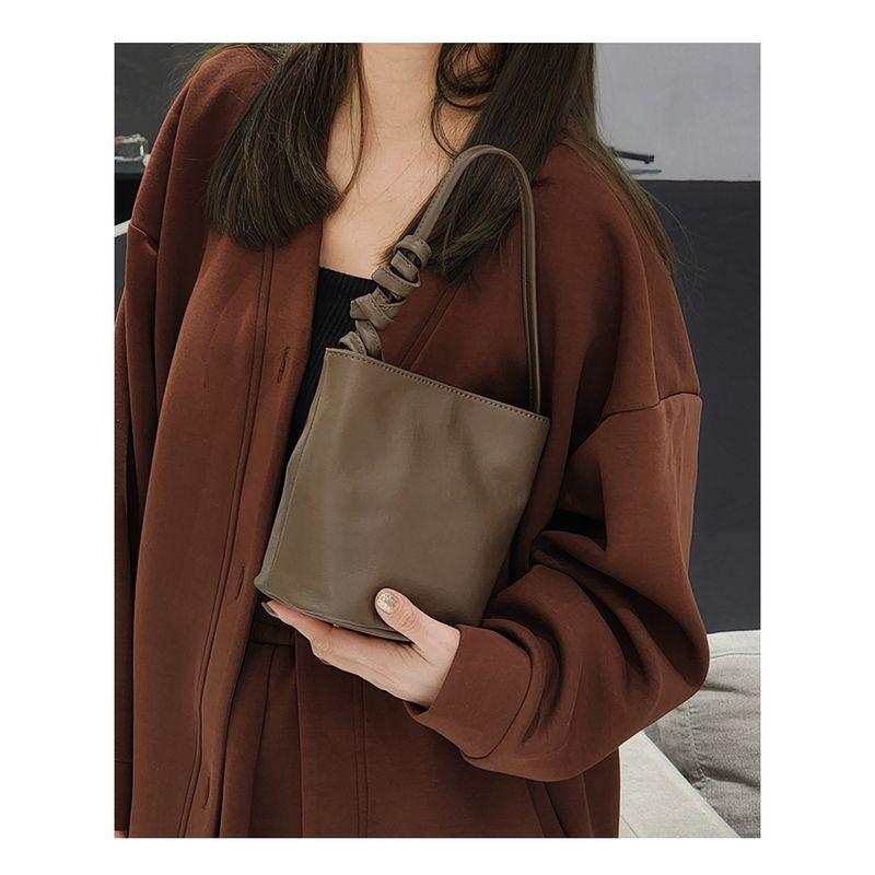 South Korea Niche Style Bag First Layer Vegetable Tanned Goatskin Bucket Bag Minimalist Easiest for Match One Shoulder Genuine Leather Crossbody Bag Khaki
South Korea Niche Style Bag First Layer Vegetable Tanned Goatskin Bucket Bag Minimalist Easiest for Match One Shoulder Genuine Leather Crossbody Bag Khaki