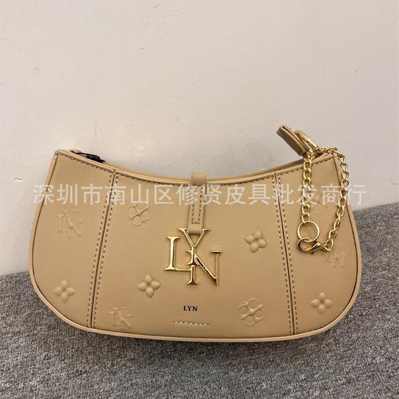 LYN ACCS embossed splicing baguette bag portable shoulder messenger women s bag хакі
LYN ACCS embossed splicing baguette bag portable shoulder messenger women s bag хакі