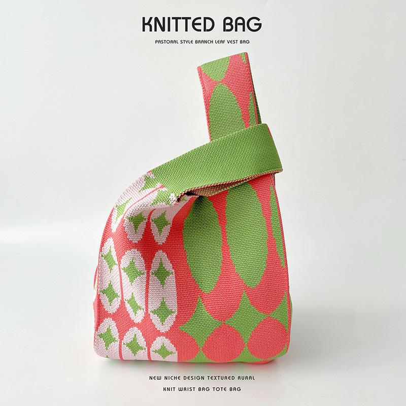 Коллекция женских контрастных вязаных сумок-тоут и сумок через плечо в горошек
Коллекция женских контрастных вязаных сумок-тоут и сумок через плечо в горошек