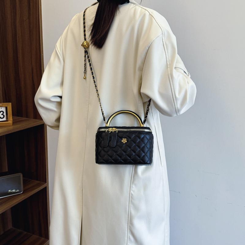 Retro hand carry versatile box bag women 2025 new light luxury small fragrant wind diamond chain single shoulder messenger bag
Retro hand carry versatile box bag women 2025 new light luxury small fragrant wind diamond chain single shoulder messenger bag