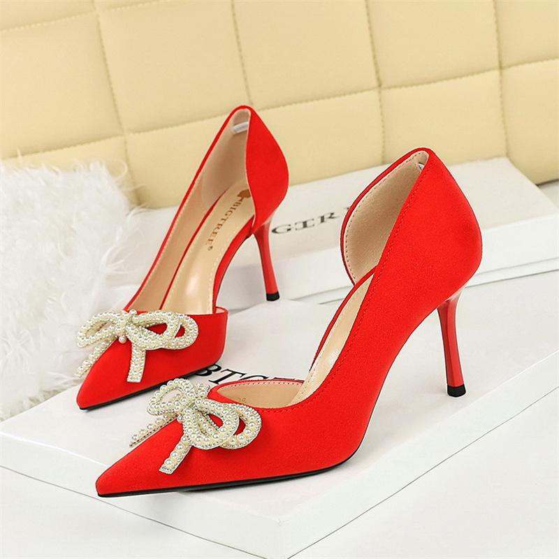 Fashionable Elegant High Heels Pointed Toe Thin Heel Side Hollow Rhinestone Pearl Bow Suede High Heels Women s Single Shoes 36
Fashionable Elegant High Heels Pointed Toe Thin Heel Side Hollow Rhinestone Pearl Bow Suede High Heels Women s Single Shoes 36
