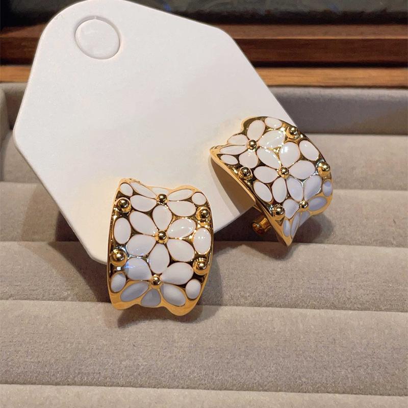 18k oil drop printing C-shaped earrings fashionable versatile stud earrings light luxury high-end exquisite earrings
18k oil drop printing C-shaped earrings fashionable versatile stud earrings light luxury high-end exquisite earrings