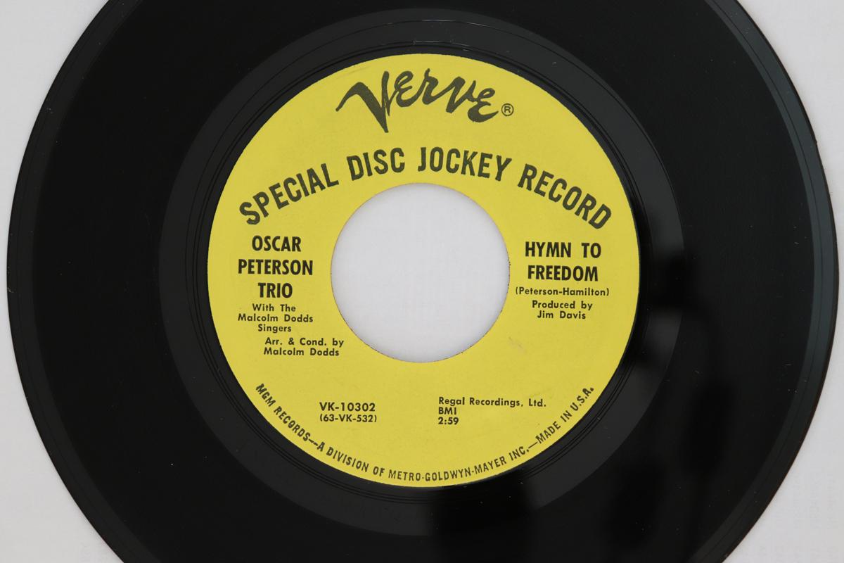 7inch Record OSCAR PETERSON TRIO, MALCOLM DODDS - Hymn To Freedom / Hallelujah Time VK10302 Verve Records 1963 US Jazz Used
7inch Record OSCAR PETERSON TRIO, MALCOLM DODDS - Hymn To Freedom / Hallelujah Time VK10302 Verve Records 1963 US Jazz Used