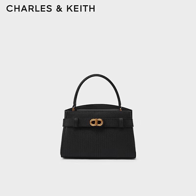 Сумка-тоут CHARLES & KEITH с текстурированной металлической пряжкой S
Сумка-тоут CHARLES & KEITH с текстурированной металлической пряжкой S