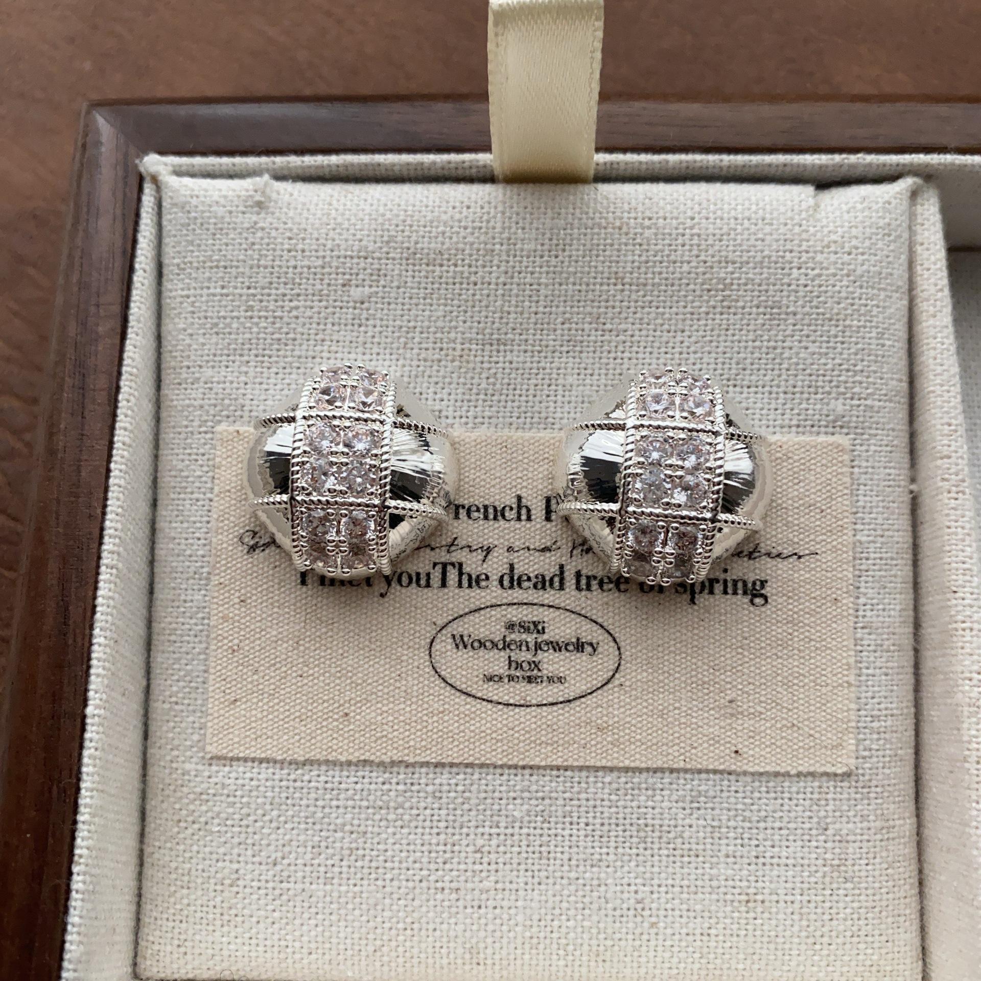 Three-dimensional geometric zircon embellished stud earrings women s high sense French exquisite fashion romantic personality light luxury earrings
Three-dimensional geometric zircon embellished stud earrings women s high sense French exquisite fashion romantic personality light luxury earrings