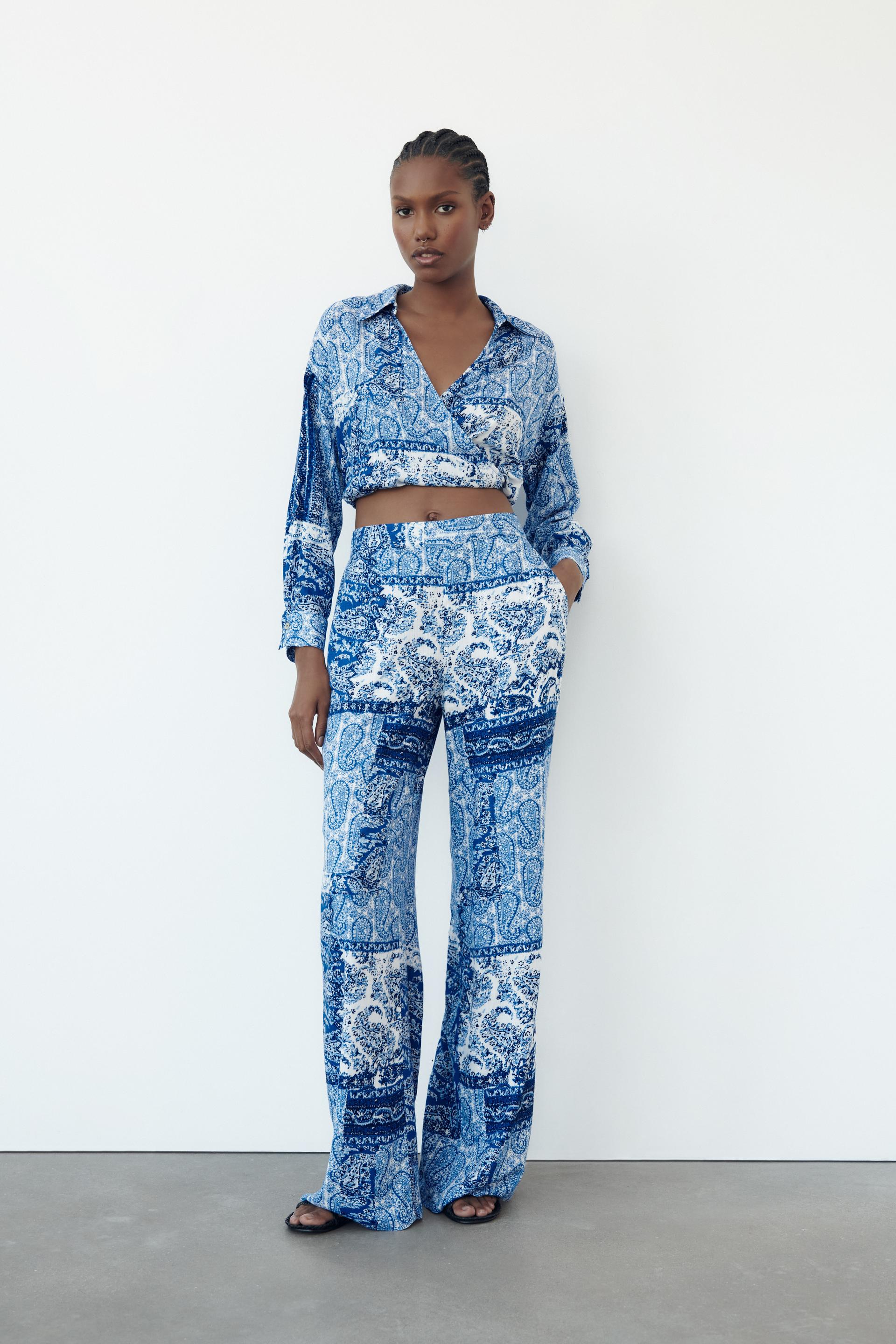 УКОРОЧЕННАЯ РУБАШКА С ПРИНТОМ
УКОРОЧЕННАЯ РУБАШКА С ПРИНТОМ