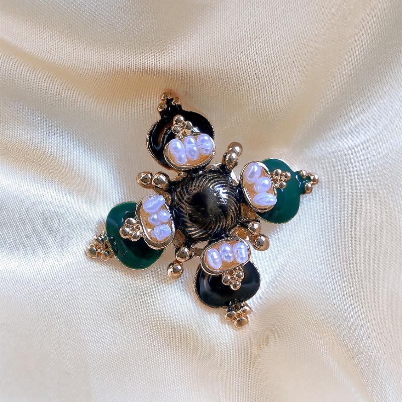 Women Palace Baroque Pearl Enamel Cross Brooches Pins Creative Vintage Suit Coat Jewelry Wedding Party Retro Brooch Pin For Lady
Women Palace Baroque Pearl Enamel Cross Brooches Pins Creative Vintage Suit Coat Jewelry Wedding Party Retro Brooch Pin For Lady