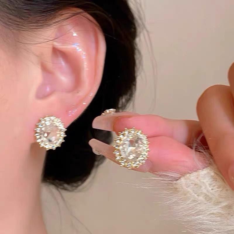 Pigeon egg zircon retro ear clips without ear piercings, light luxury, high-end niche design earrings, versatile cold wind earrings
Pigeon egg zircon retro ear clips without ear piercings, light luxury, high-end niche design earrings, versatile cold wind earrings