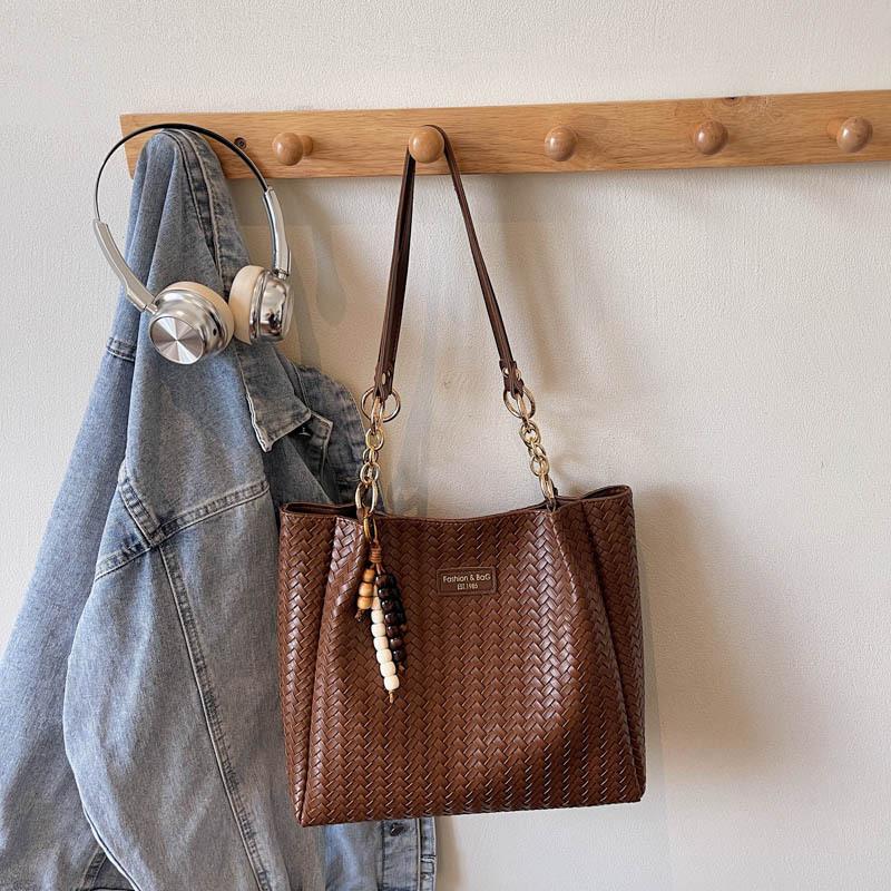 Popular Commuter Knitted Tote Bag Large Capacity Simple Temperament Retro Shoulder Women s Fashion Trend 30x10x27 single package
Popular Commuter Knitted Tote Bag Large Capacity Simple Temperament Retro Shoulder Women s Fashion Trend 30x10x27 single package