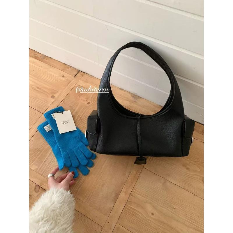 Suede bag women s new light luxury niche high-end sense large-capacity commuting portable shoulder bag
Suede bag women s new light luxury niche high-end sense large-capacity commuting portable shoulder bag